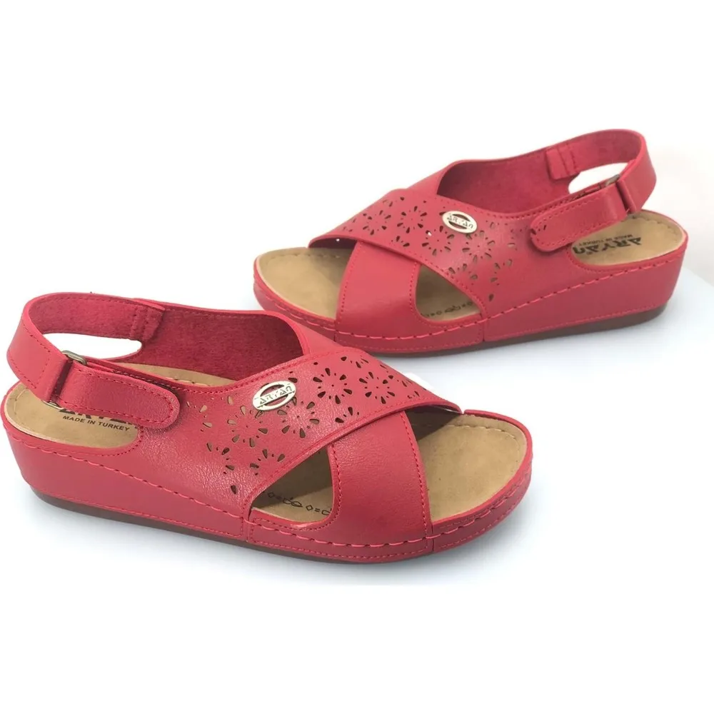 

Dorlie Aryan Women Sandals