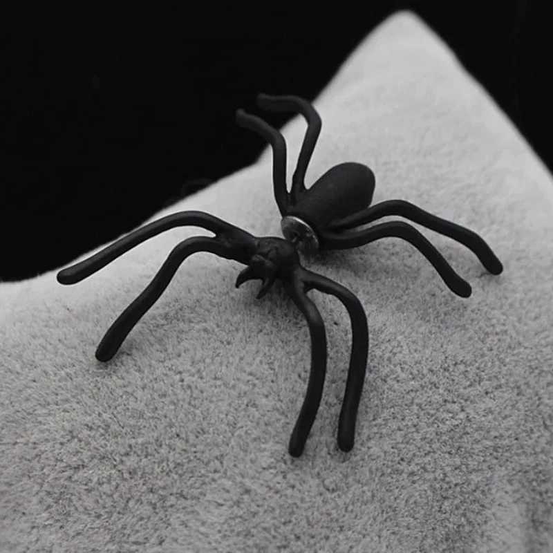 Женские серьги-гвоздики в стиле панк