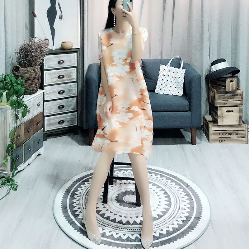 

Свободное тонкое летнее женское платье для матери, новинка 2022, платье с коротким рукавом и длинным складным принтом и круглым вырезом в стил...