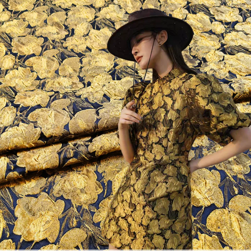 

Жаккардовая парчовая ткань с трехмерными золотыми цветами, жесткий материал, ветровка для платья, точная ткань, ткань для шитья «сделай сам...