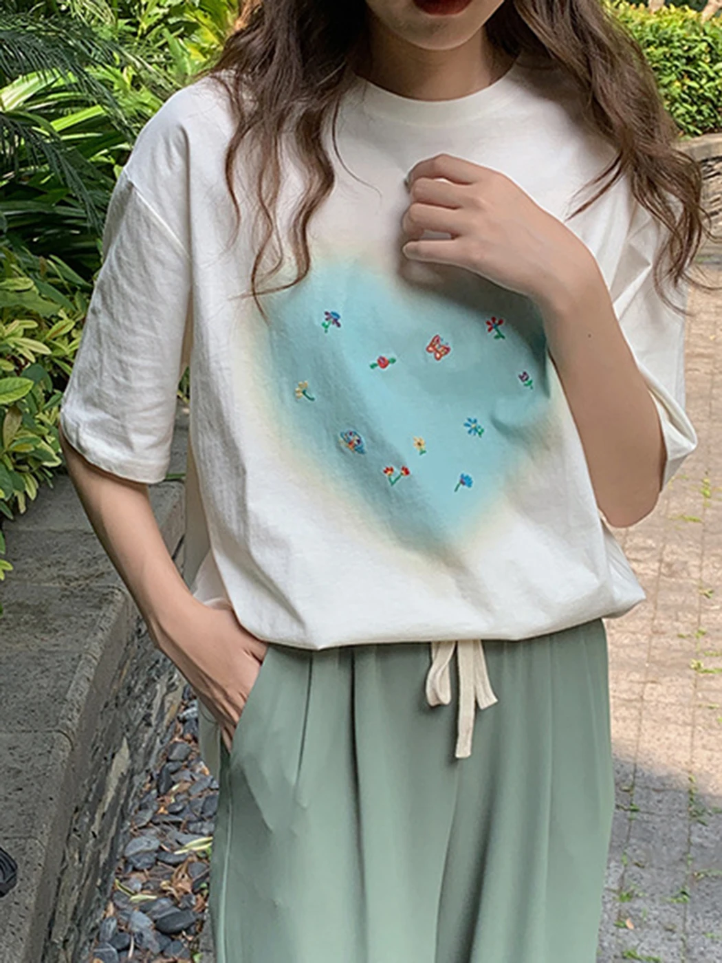 

Женская футболка с коротким рукавом, круглым вырезом и вышивкой