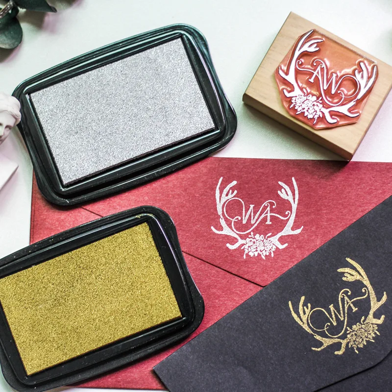 Рисунок 4 - Золотой Inkpad с изображением месяца