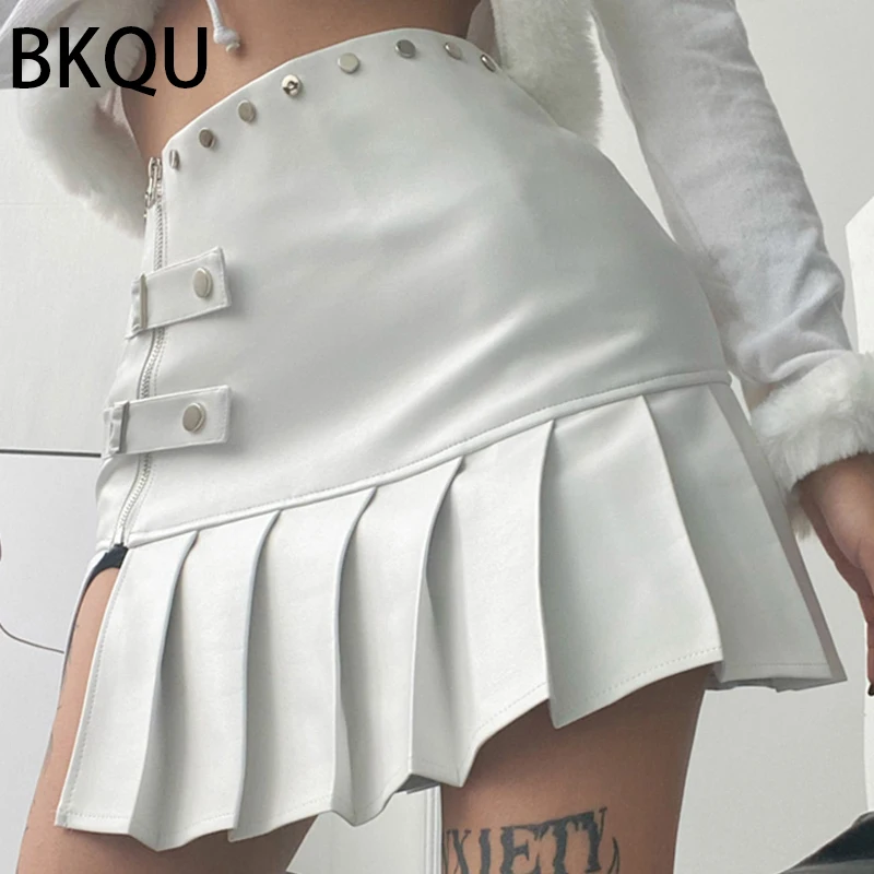 

BKQU панк Готическая мини плиссированная юбка с заклепками 2023 модная женская черная юбка трапециевидной формы из искусственной кожи на молнии с высокой талией и Боковым Разрезом уличная одежда