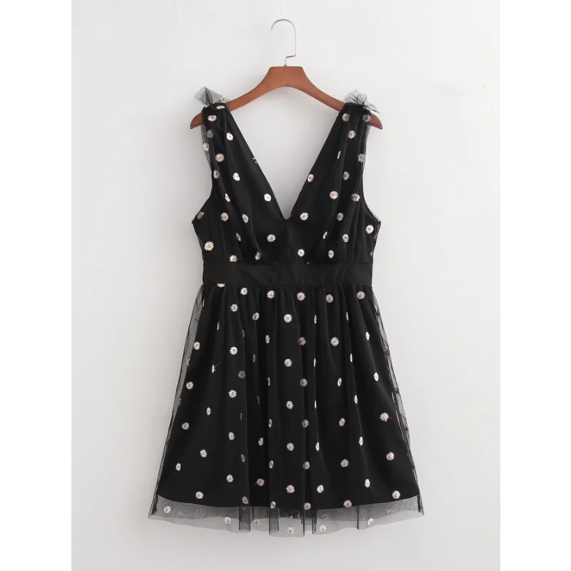 

2023 new small chest backless embroidery pure desire to cover the belly and slim women's dress