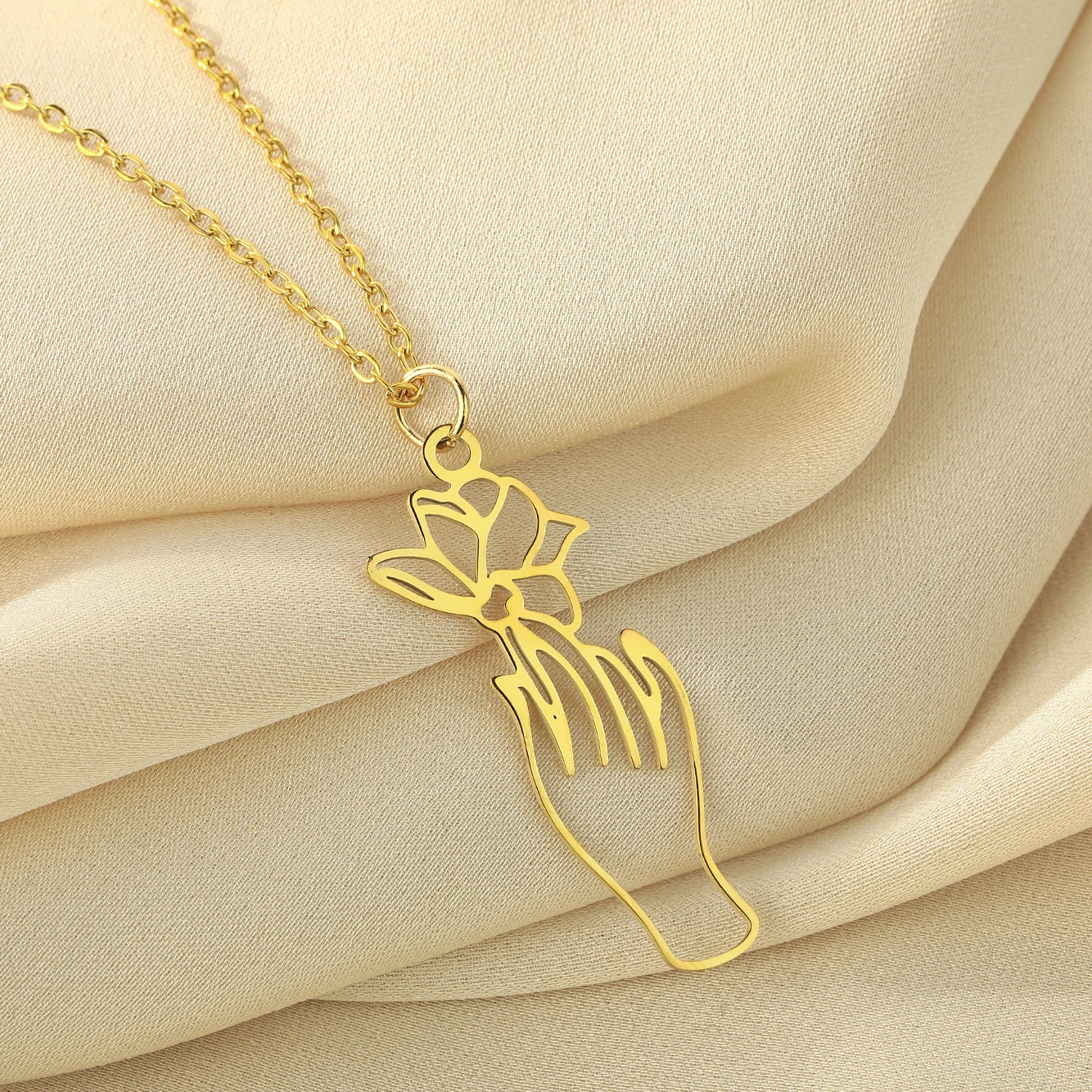 

CHENHXUN Hand Flower Necklace Stainless Steel Flower Lover Gift Minimalist Jewelry Valentine Friend Gift for Men and Women