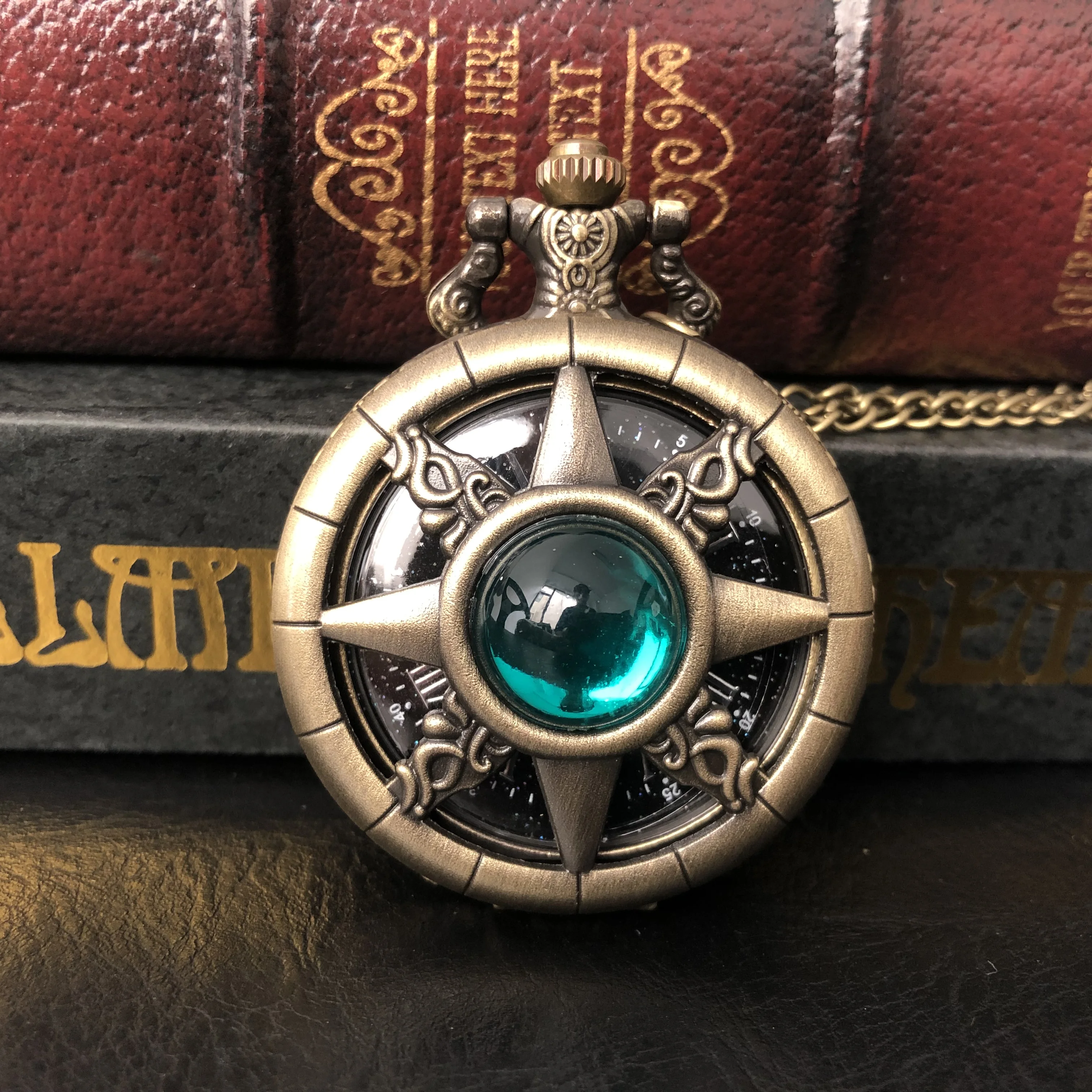 

Vintage Bronze Hollow Rudder Design Fashion Green Diamond-encrusted Emerald Stone Quartz Pocket Watch Starry Sky Dial Chain Watc