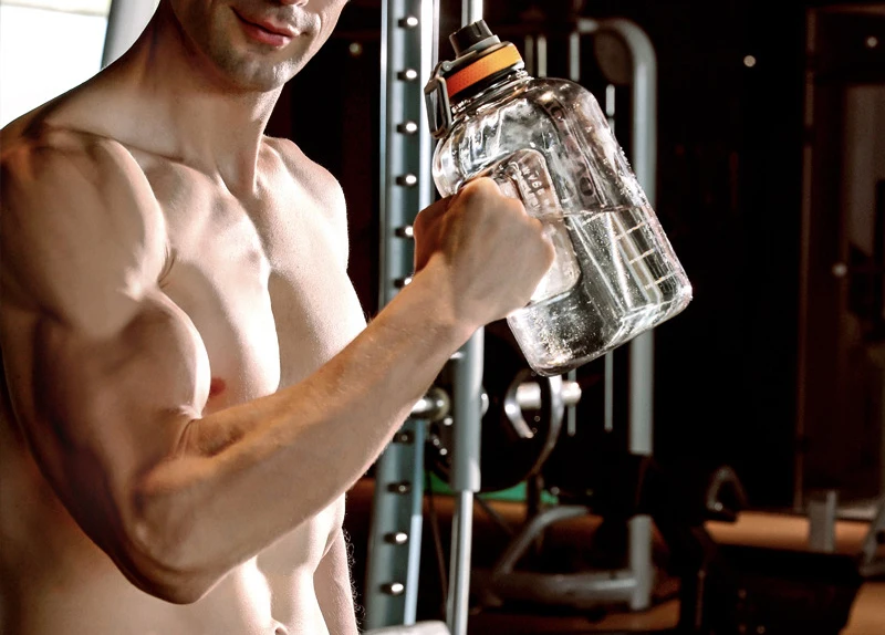 Дешево Бутылка для питья объемом 2 л, пластиковая ручка для уличных занятий фитнесом, чайник, питьевая бутылка