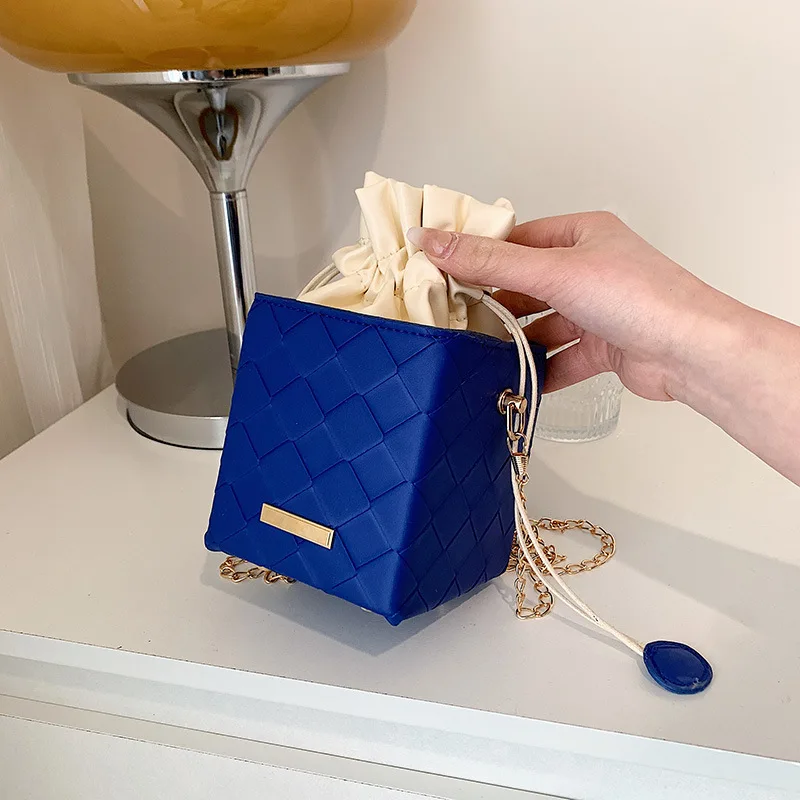 Популярная женская сумка на цепочке, новая однотонная кожаная сумка, женская сумка с помадой, бесплатная доставка