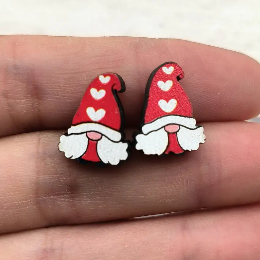 Женские серьги-гвоздики в виде гнома из дерева 2024