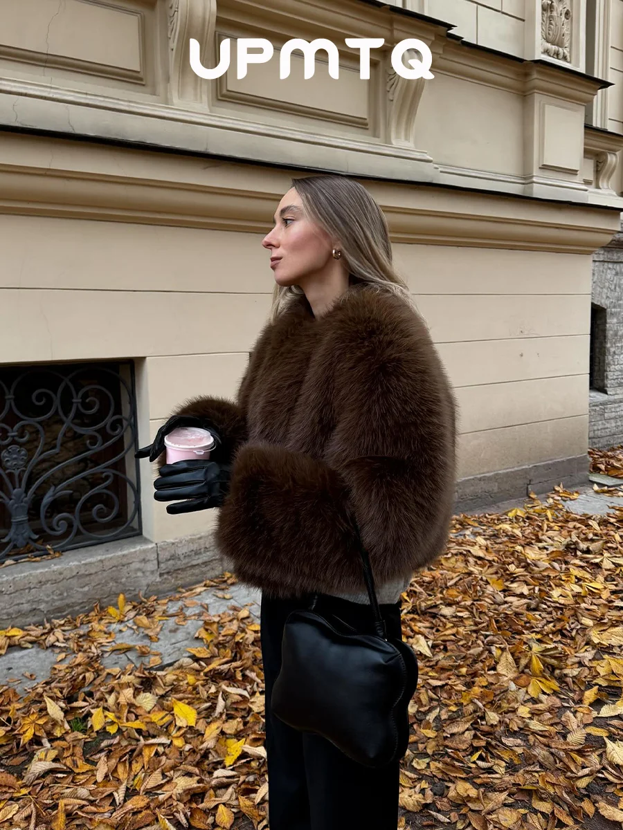 Фото Коричневое укороченное пальто с круглым вырезом из искусственного меха лисы в стиле винтажной роскоши. Премиум-класс, шикарный образ, женская пушистая куртка, стильный классический культовый наряд. №1