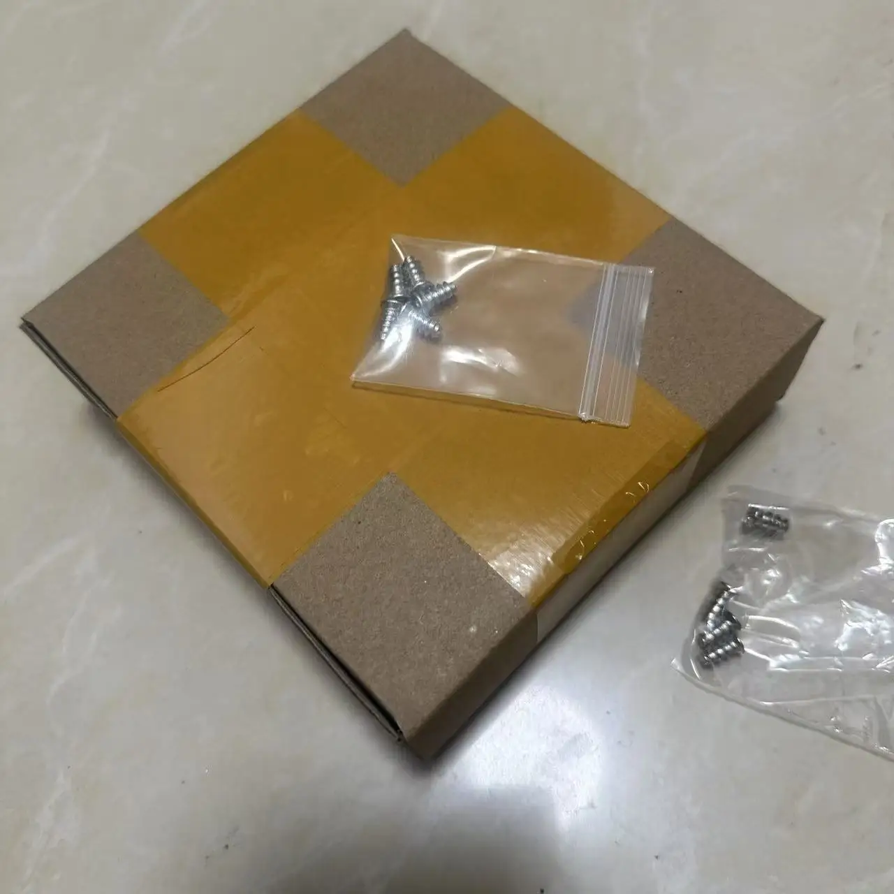 Фото Вентилятор охлаждения сервера Delta Electronics FFB0812EH BE1T, 12В постоянного тока, 0.80А, 80x80x25мм, 4-проводной №1