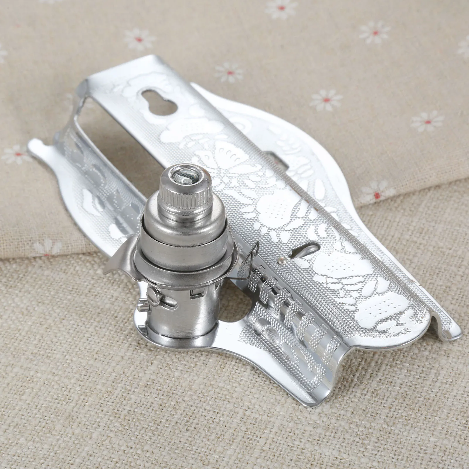 Лицевая сторона металлической швейной машины с фиксатором для ниток детали