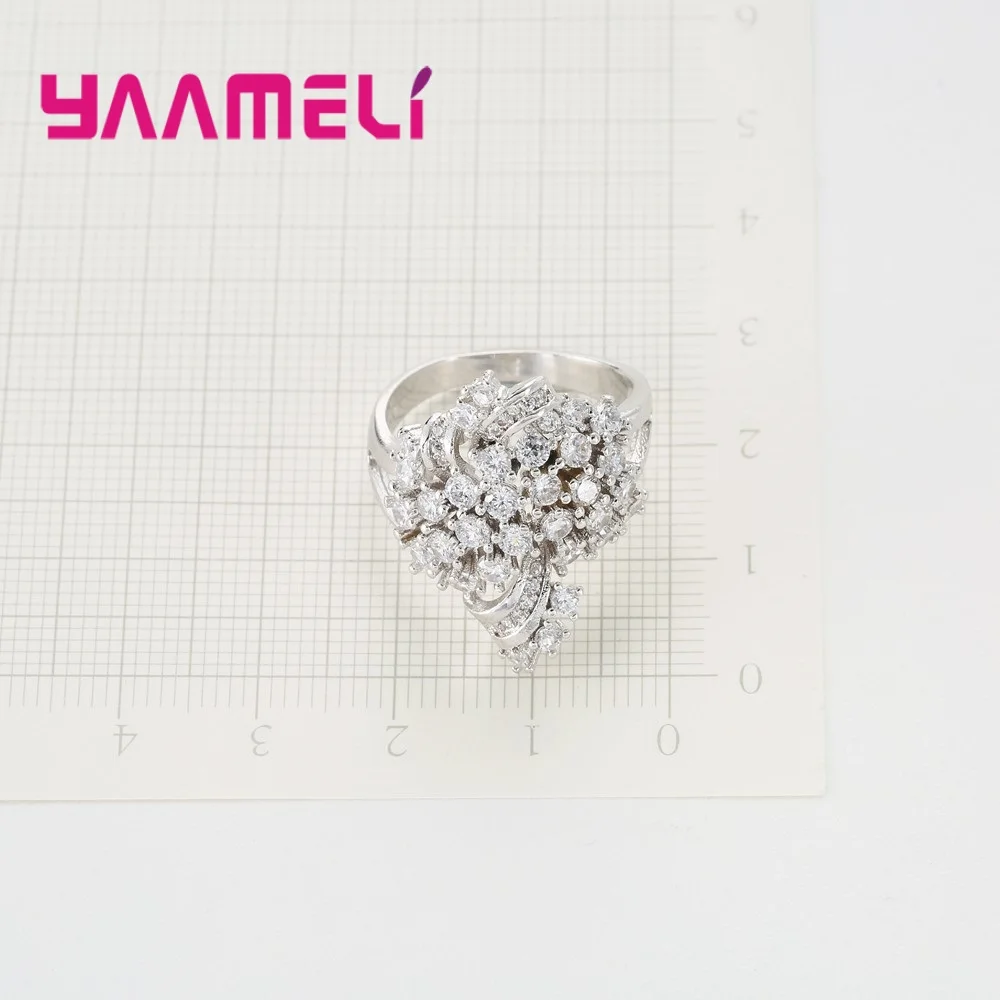 Женское кольцо из серебра 925 пробы с фианитами