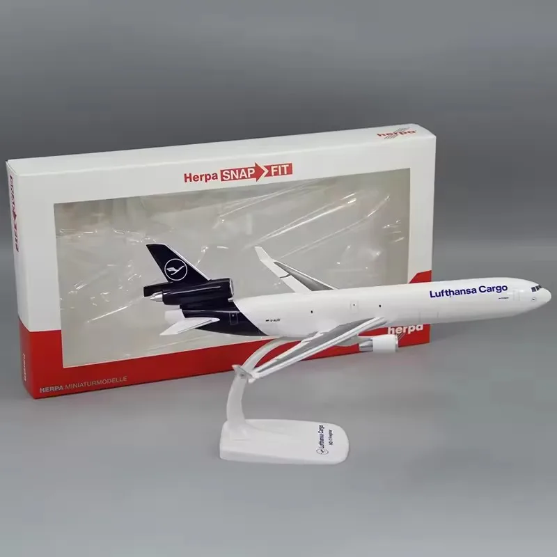 Фото Масштаб 1/200 Европа McDonnell Douglas MD-11 Lufthansa Cargo Airlines/A350-900 Lufthansa Airlines в сборе, модель самолета №2