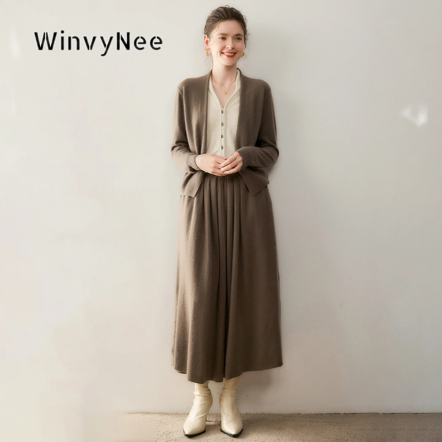 Фото Женский комплект WinvyNee: кардиган с V-образным вырезом и имитацией двух предметов одежды, макси-юбка, теплый, из мягкой шерстяной пряжи, минималистичный, для осени и зимы, вязаный, модель F1654055. №3