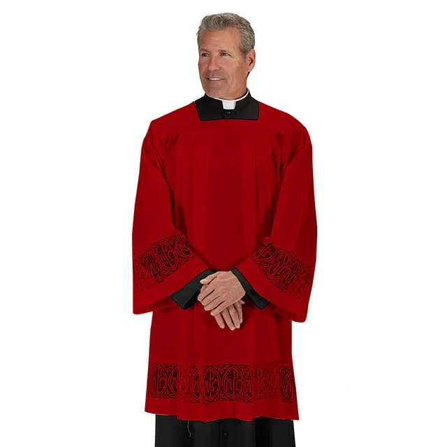 Платье священника. Одежда священника. Актер в костюме ксендза. Пастырь одеяние католик шея плечи.