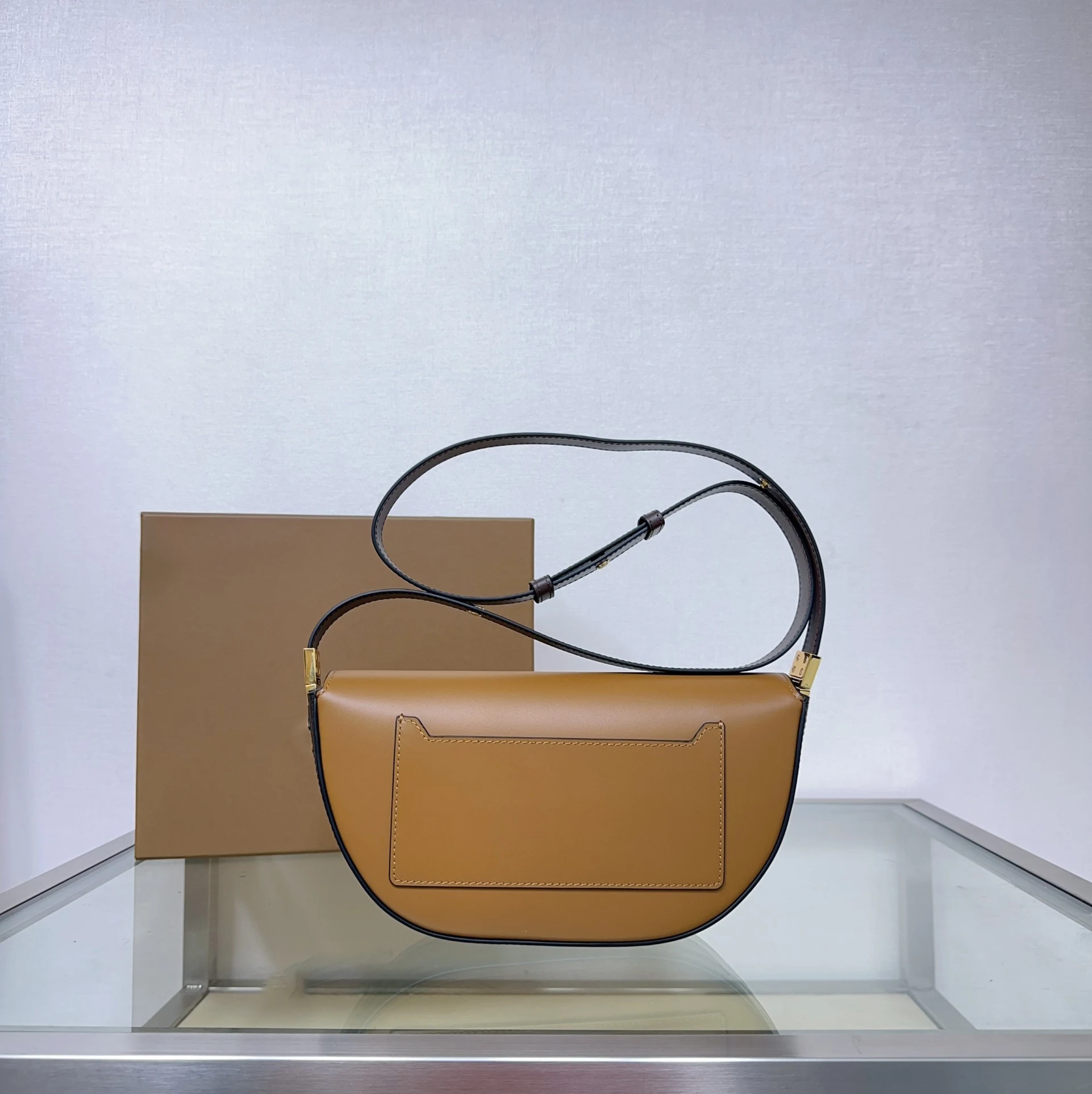 Современная минималистичная сумочка с регулируемым ремешком элегантным и