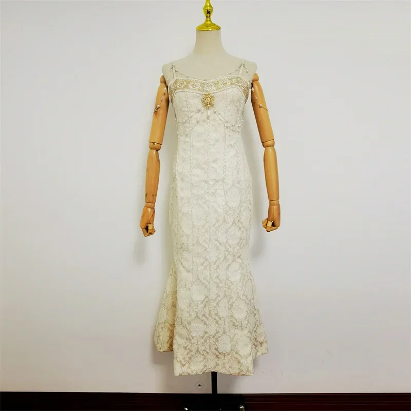 Женское жаккардовое платье с бусинами длинное облегающее золотистого цвета на