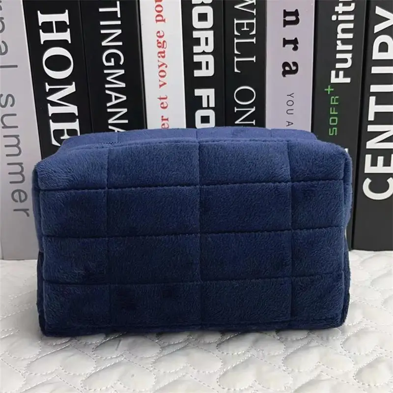 

Плюшевая косметичка для женщин