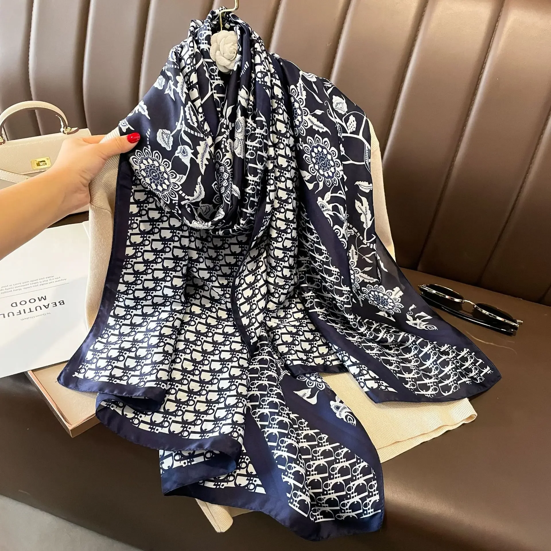 Шелковый шарф с надписью подсолнечника