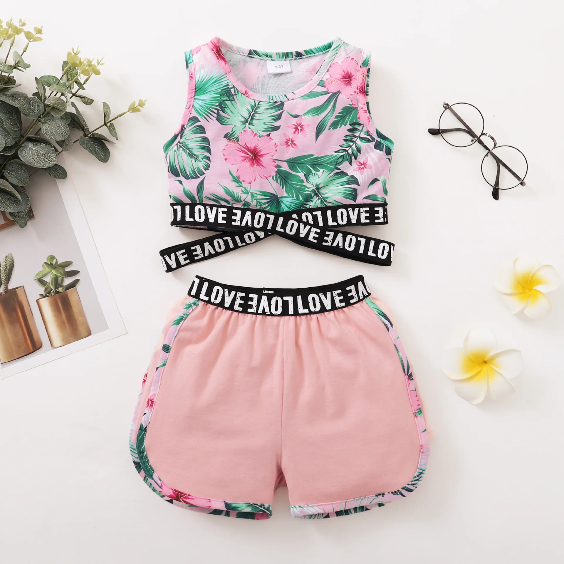 

Комплект одежды для маленьких девочек, топ без рукавов с цветочным рисунком и однотонные шорты с надписью, Модный комплект из 2 предметов, дл...