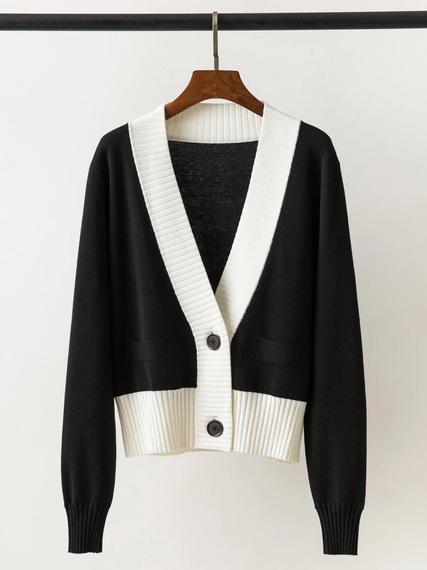 

2023Classic loose version of the knitted coat, to create elegant stylish wear out of comfort