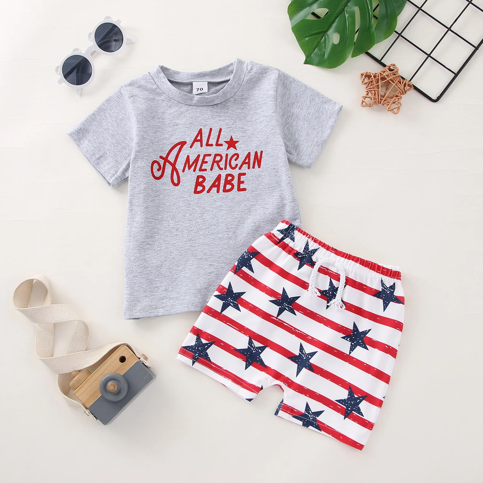 

Футболка с коротким рукавом и буквенным принтом + шорты в полоску со звездами на резинке