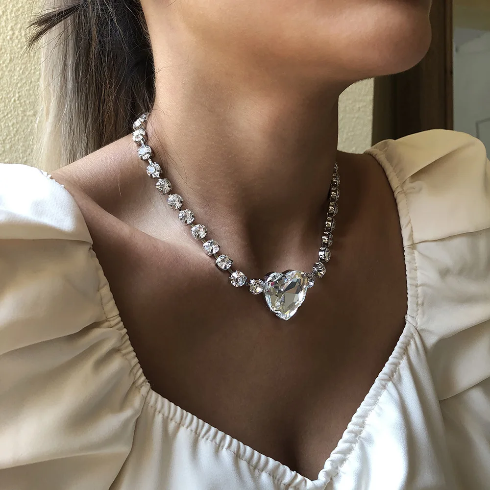 

Luxury Shiny Big Heart Crystals Choker Necklace for Girls Women Wedding Club Shiny CZ Clavicle Short Engagement Necklace Gift