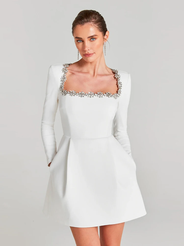 Платье трапециевидной формы с длинными рукавами и квадратным вырезом