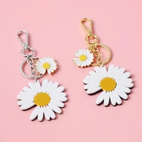 fashion daisy keychain enamel flowers keychain women alloy flower charm pendant key chain girl car bag keyring gifts white