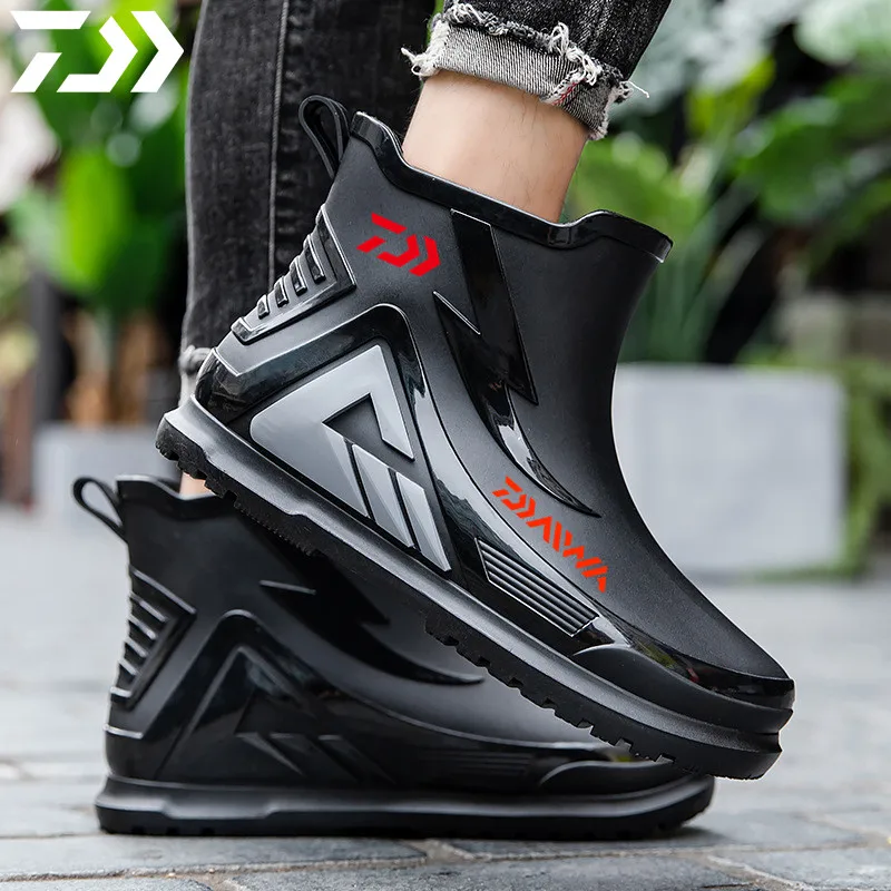 

Daiwa Men Outdoors Waterproof Fishing Shoes Wear-resistant Anti Slip Rainshoes Thick Soles Fashionable Work Shoes Rubber Sports