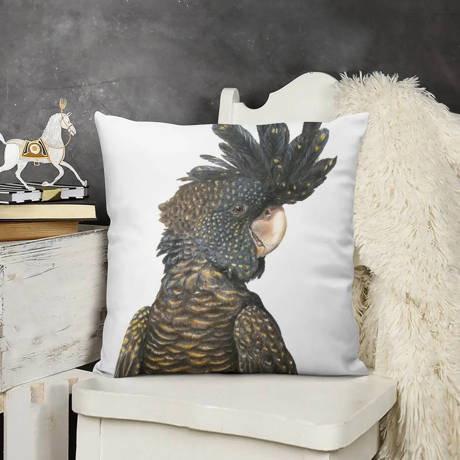 Черная декоративная подушка для дивана с мраморным узором