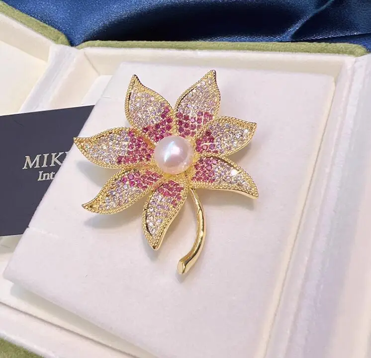 Женская брошь с жемчугом и кленовыми листьями