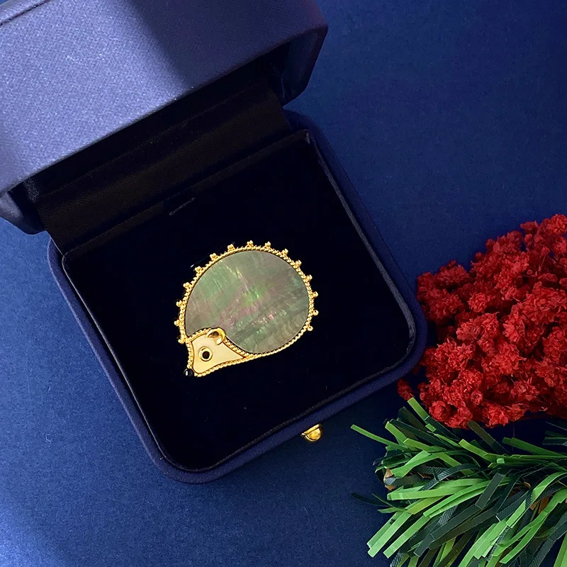 

Cute Gray Shell Mother of Pearl Natural Stone Hedgehog Brooches Broach Lovely Animal Vintage Brooch Chest Pin Broaches Pin Women