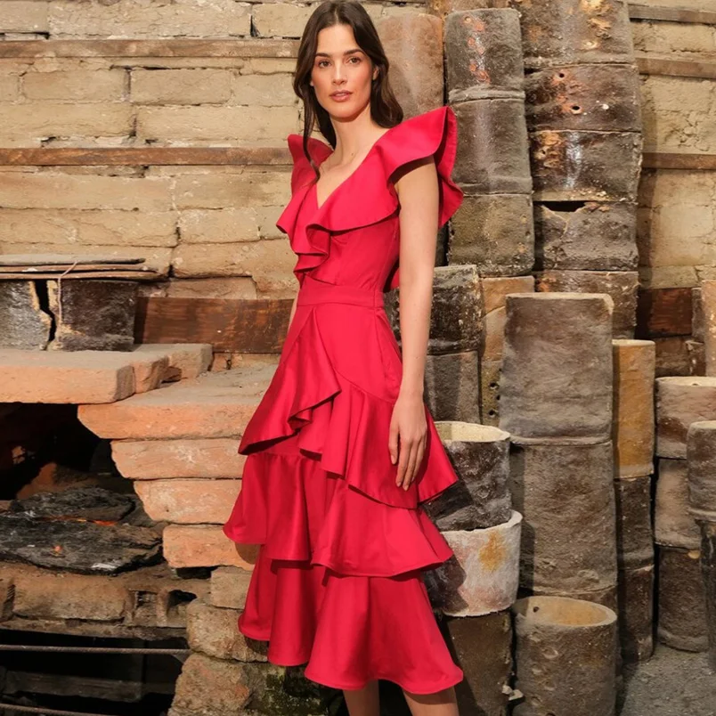 

Женское платье средней длины с V-образным вырезом и оборками