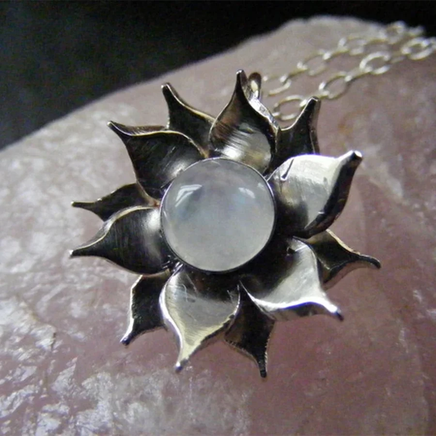 Модное и креативное ожерелье в виде лотоса качестве подарка для женщин на день