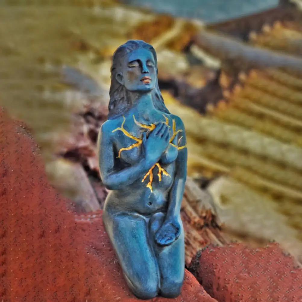 Статуя самовлюбленной и восстанавливающей богини поделки из смолы