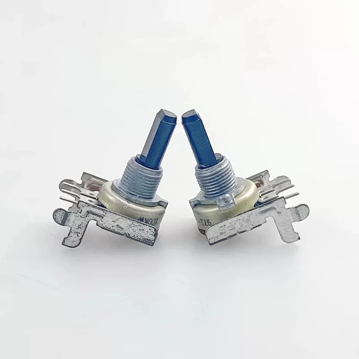 Фото Новый 100% оригинальный потенциометр R161 Single W100K с центральным позиционированием для регулировки громкости аудиоусилителя (с переключателем) №3