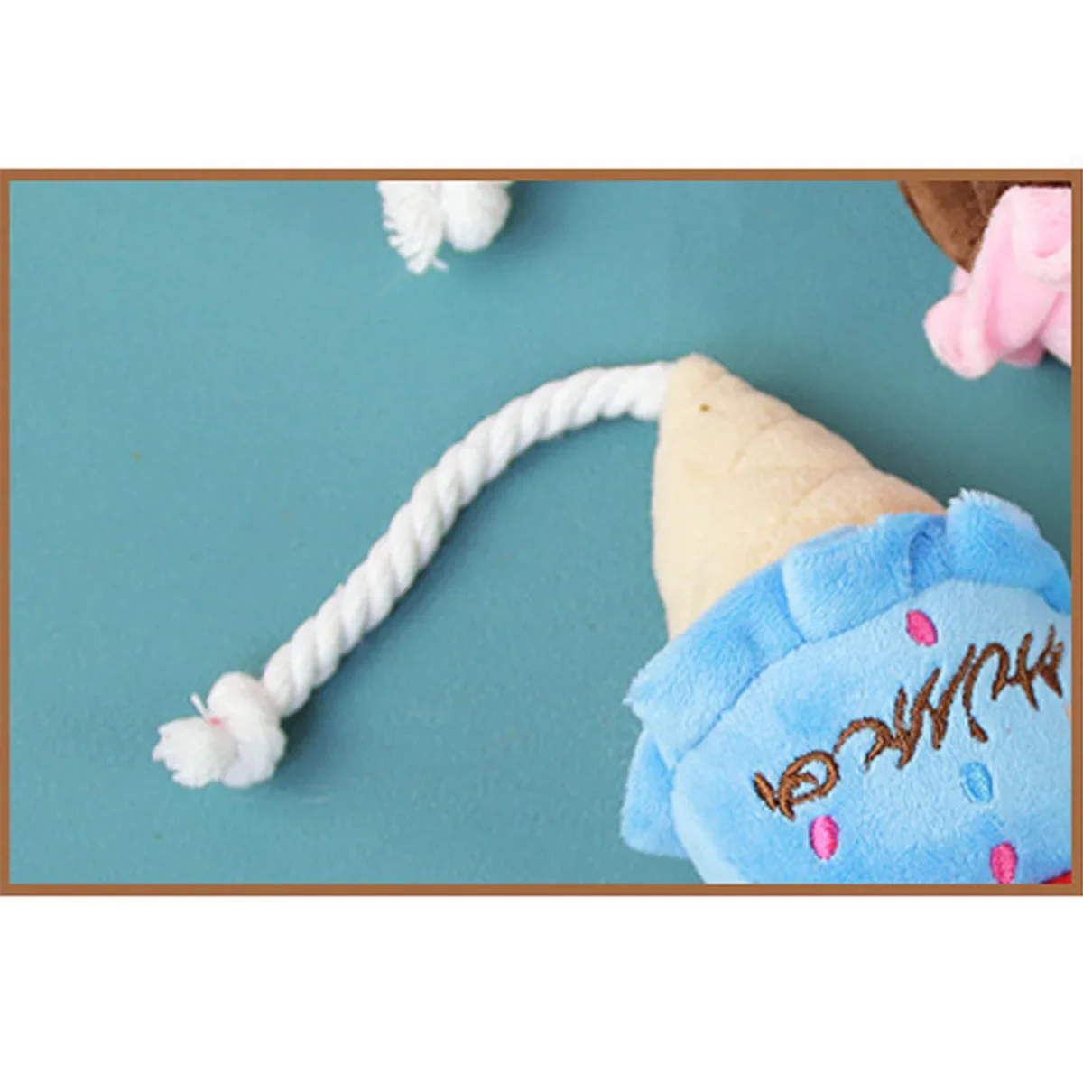 Плюшевая игрушка в форме мороженого для собак которая издает звуки