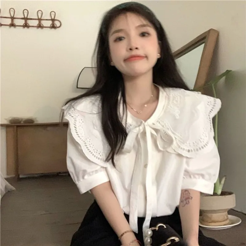 Kimotimo Белая рубашка женская с воротником Питера Пэна полым крючком и цветком на