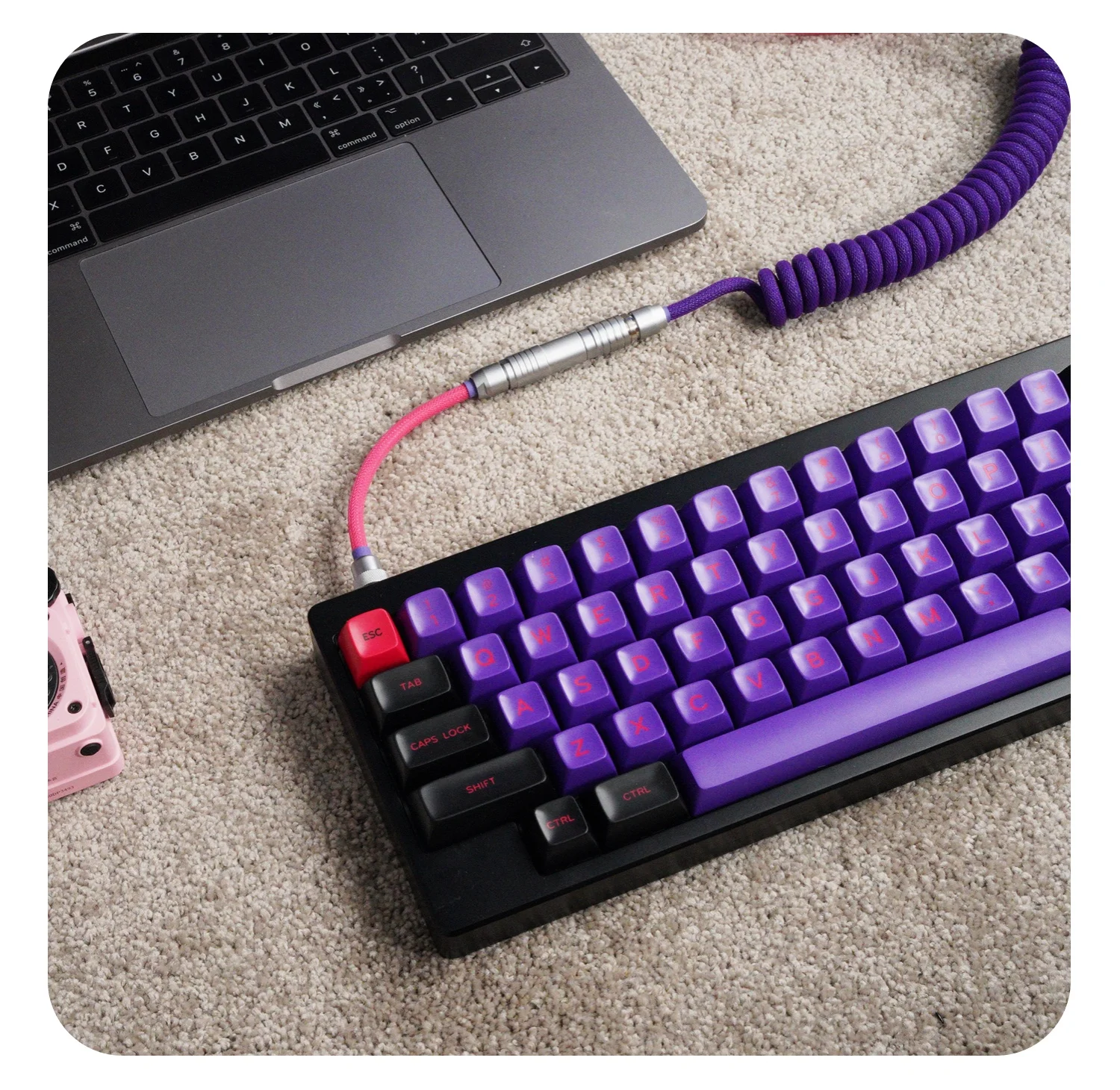 Механическая клавиатура с кабелем для передачи данных и синхронизации