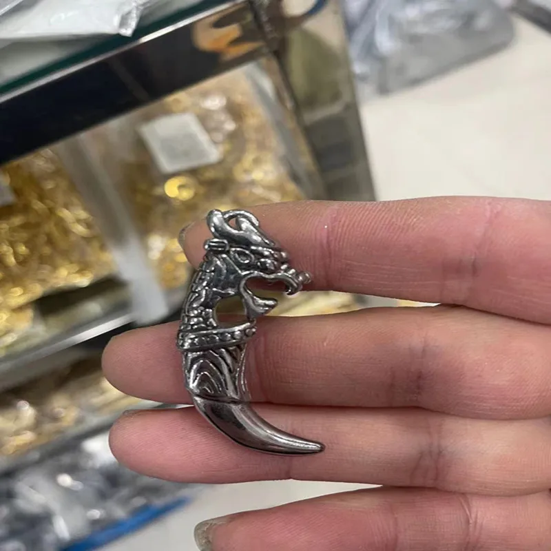 

Men's Wolf Head Tooth Pendant Copper Necklace Simple Pendant Amulets and Mascot Neck Wolf Jewelry 2022 New Arrival Wholesale