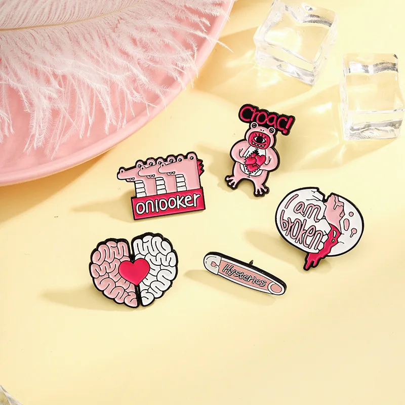 Колпачок мозга и сердца яйца из белый монстр-лягушка открыл живот чтобы раскрыть