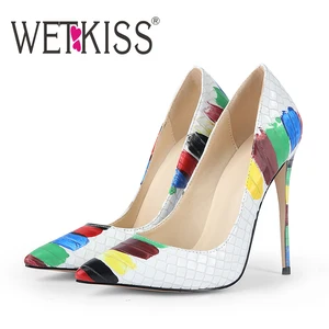 Женские туфли-лодочки из тисненой кожи, с острым носком