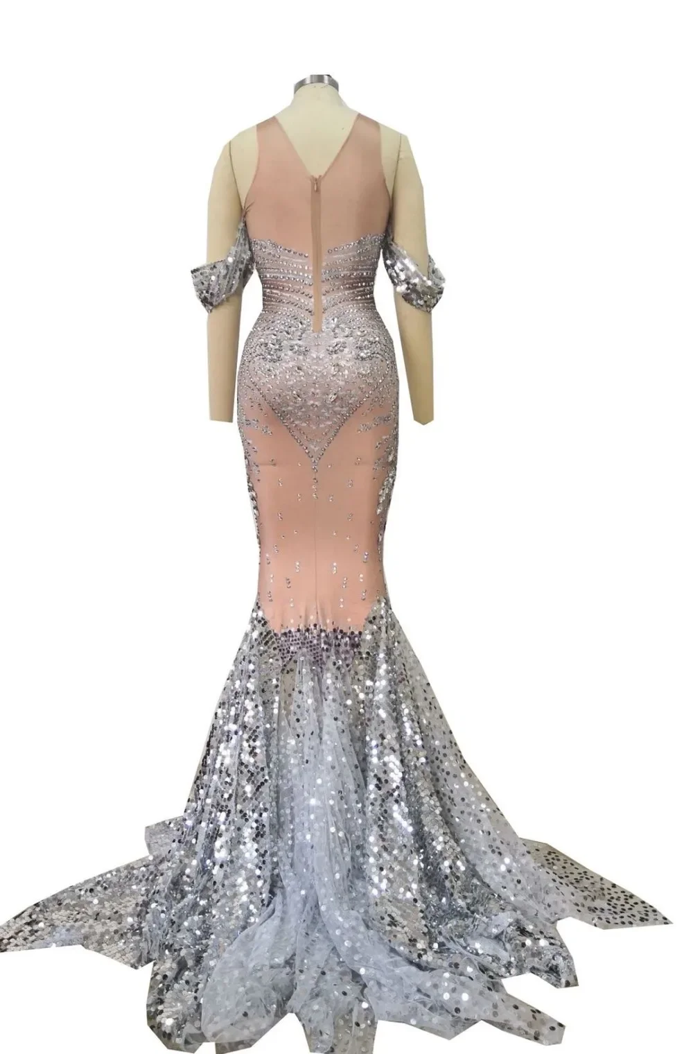 Платье с блестками и длинным рукавом телесного цвета