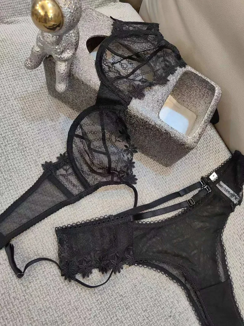 Сексуальное кружевное нижнее белье с вышивкой и большой грудью маленькое