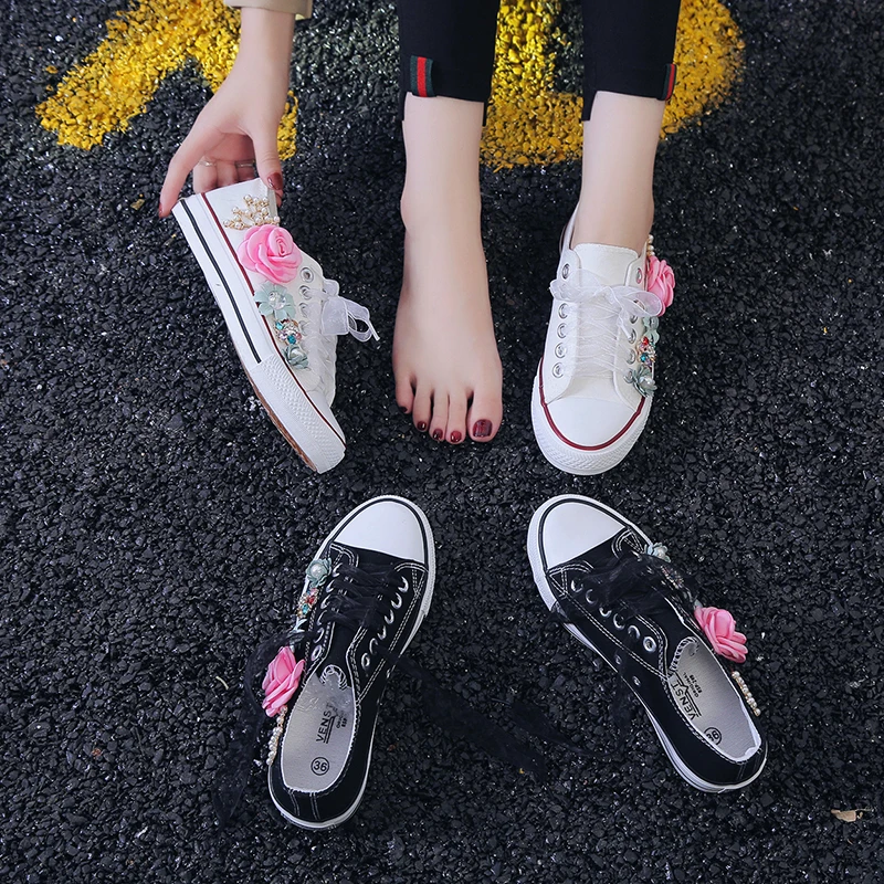 2023 Wholesale Spring and Summer Women's Canvas Shoes Small White Shoes Women's Low Top Handmade Customized Flower Casual Shoes