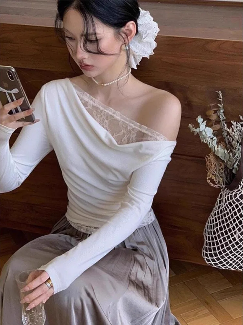 Женский топ с длинными рукавами и драпировкой на плечах кружевной деталью