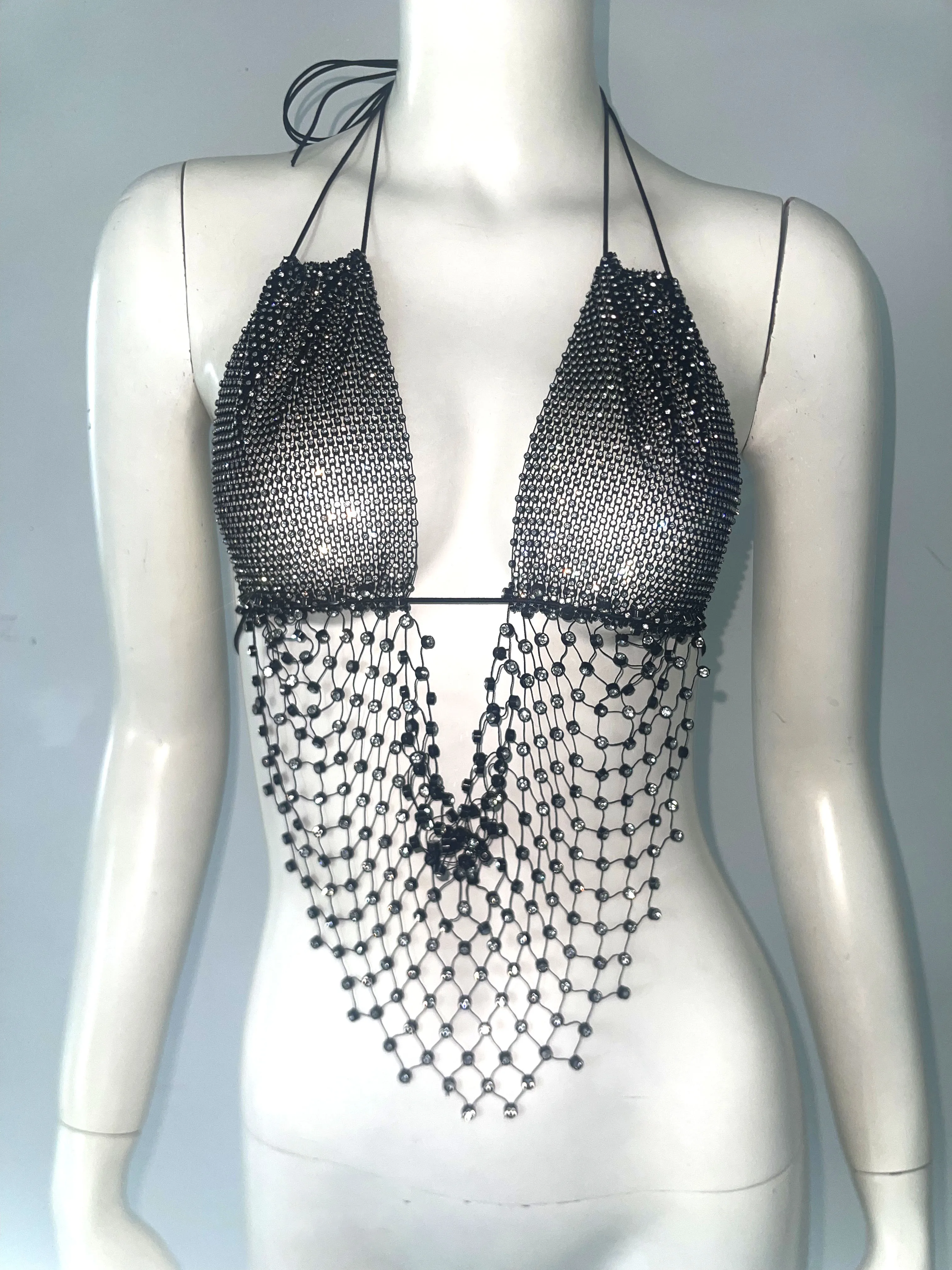 Роскошный блестящий женский топ с открытой спиной и V-образным вырезом