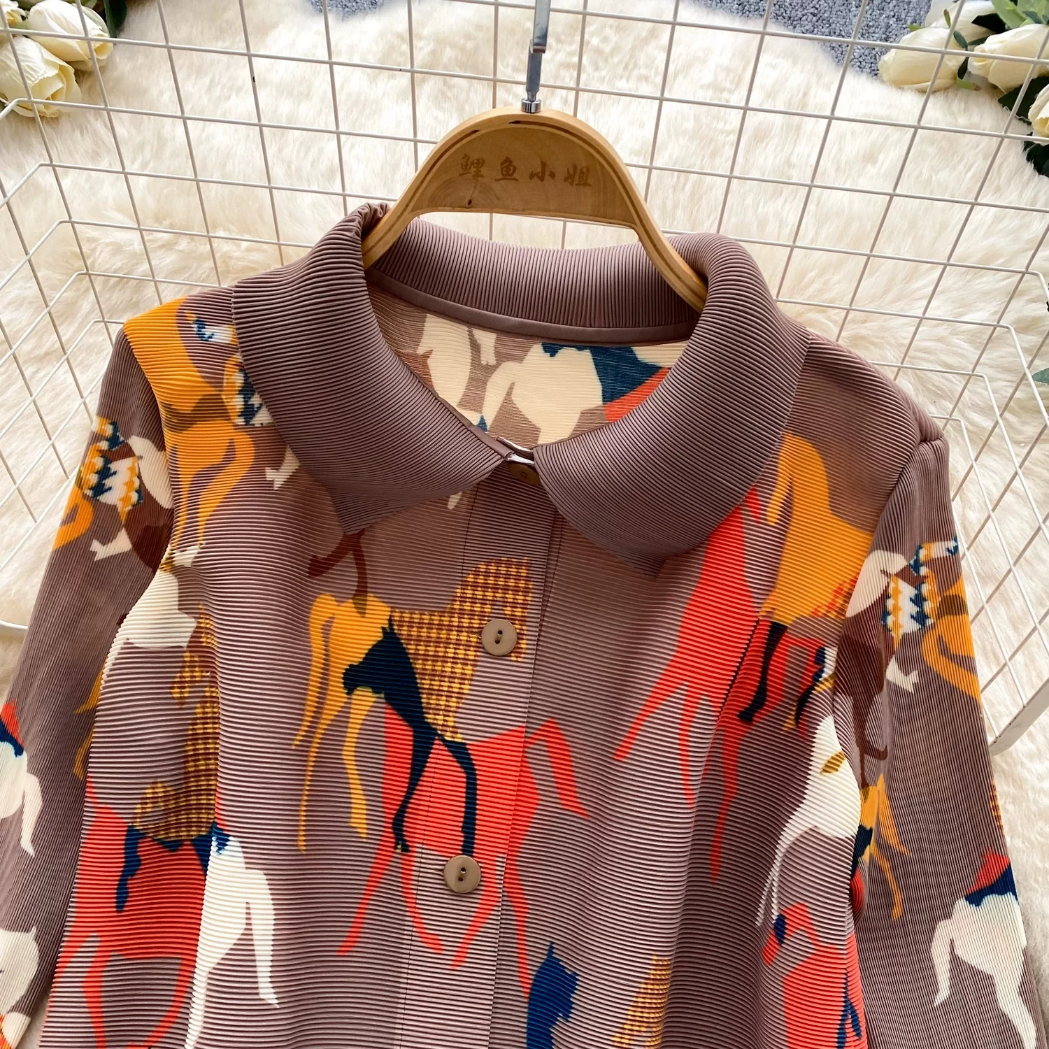 Фото Плиссированная рубашка Miyake Premium с анималистичным принтом, повседневный свободный кардиган с длинным рукавом, простой топ в новом стиле 2026 года для женщин №5